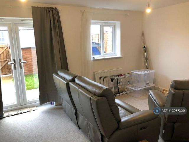 4 bedroom end of terrace house to rent