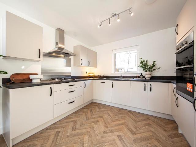 4 bedroom end of terrace house to rent