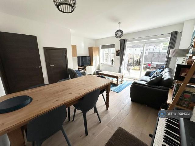 4 bedroom end of terrace house to rent
