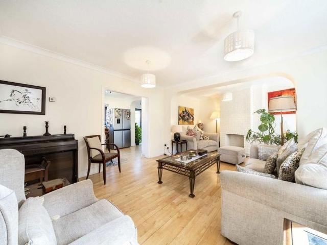 4 bedroom end of terrace house to rent