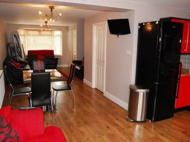 4 bedroom end of terrace house to rent