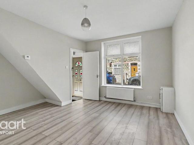 4 bedroom end of terrace house to rent