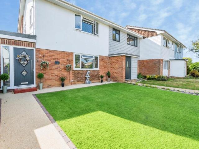 4 bedroom end of terrace house to rent