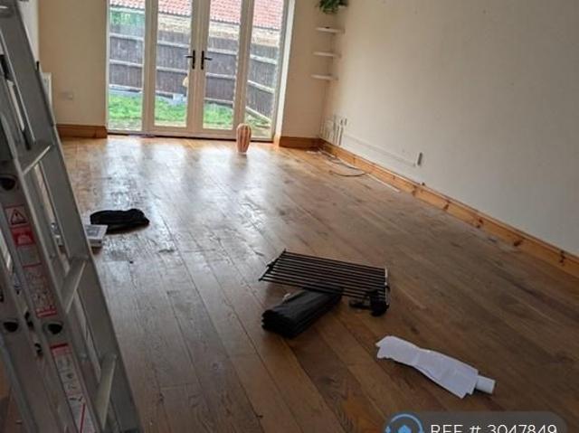 4 bedroom end of terrace house to rent