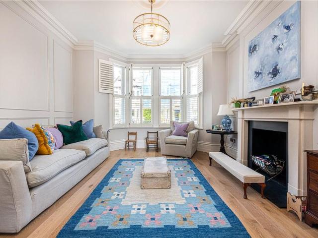 4 bedroom end of terrace house to rent
