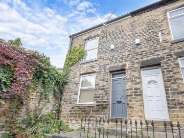 4 bedroom end of terrace house to rent