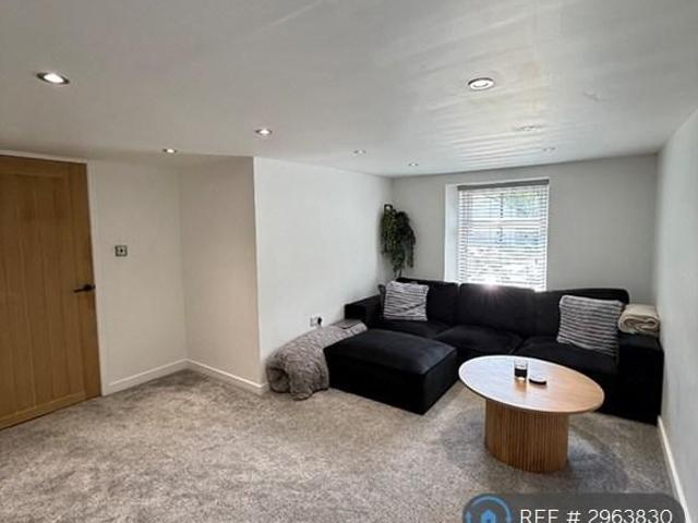 4 bedroom end of terrace house to rent