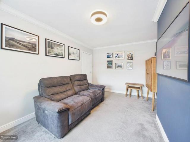 4 bedroom end of terrace house to rent