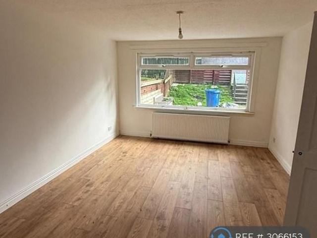 4 bedroom end of terrace house to rent