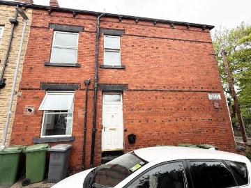 4 bedroom end of terrace house to rent