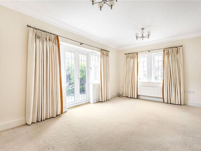 4 bedroom end of terrace house to rent