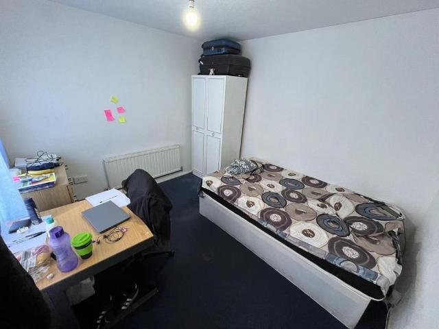 4 bedroom end of terrace house to rent