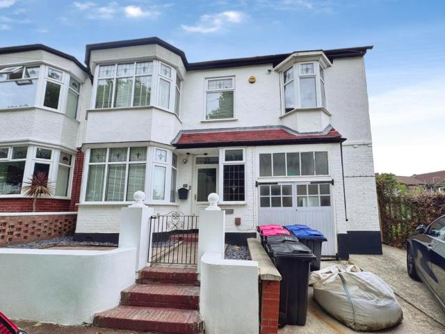 4 bedroom end of terrace house to rent