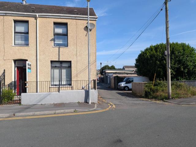 4 bedroom end of terrace house to rent
