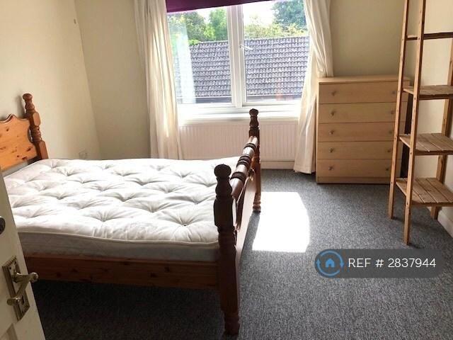 4 bedroom end of terrace house to rent