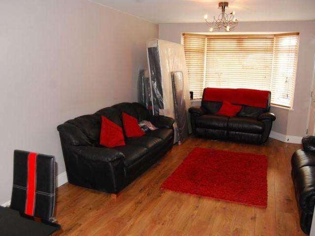 4 bedroom end of terrace house to rent