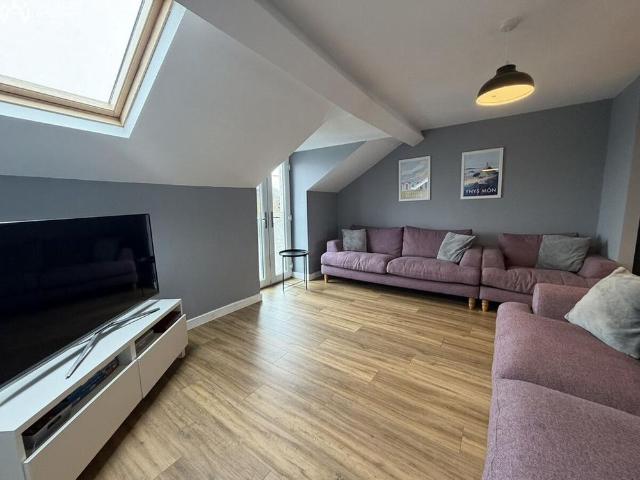 4 bedroom end of terrace house to rent