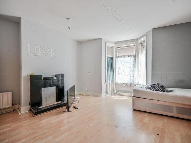 4 bedroom end of terrace house to rent
