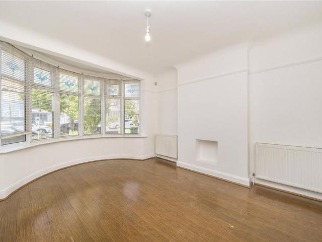 4 bedroom end of terrace house to rent