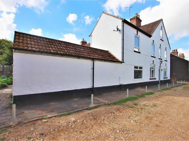 4 bedroom end of terrace house to rent