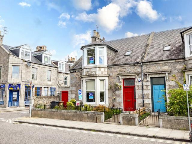 4 bedroom end of terrace house to rent