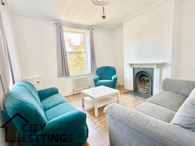 4 bedroom end of terrace house to rent