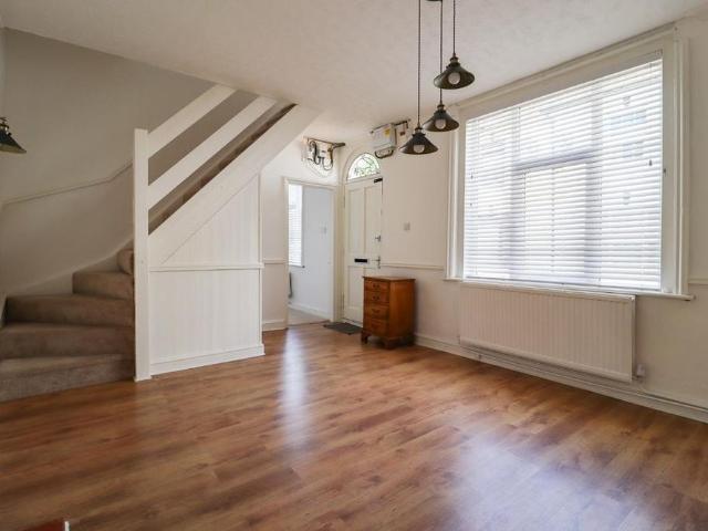 4 bedroom end of terrace house to rent