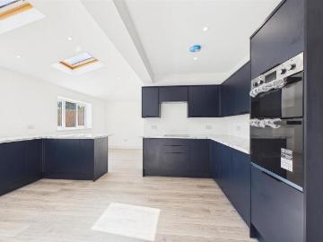 4 bedroom end of terrace house to rent