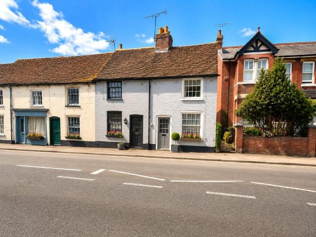 4 bedroom end of terrace house to rent