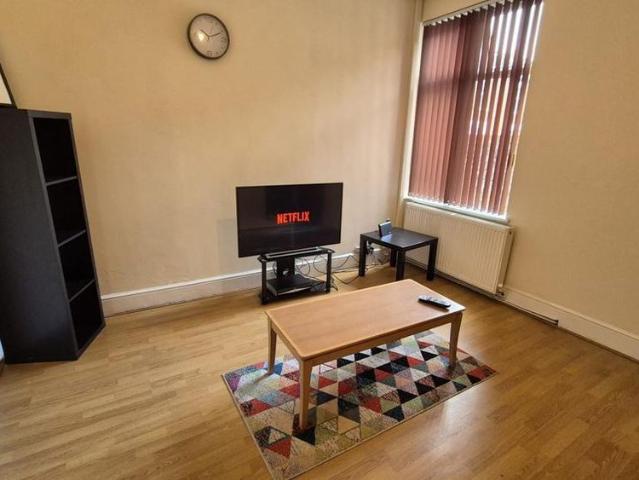 4 bedroom end of terrace house to rent