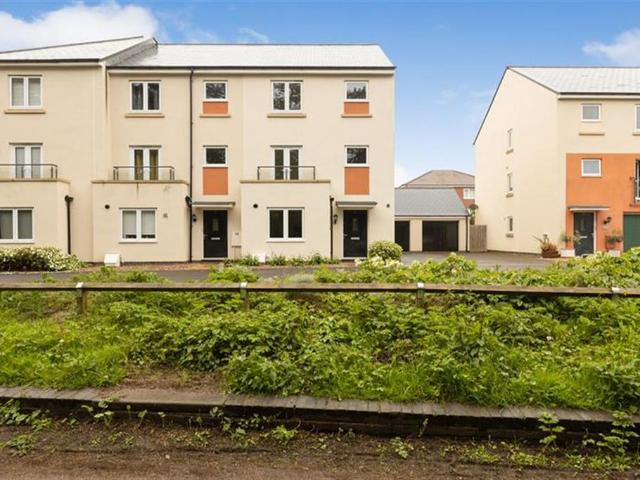 4 bedroom end of terrace house to rent