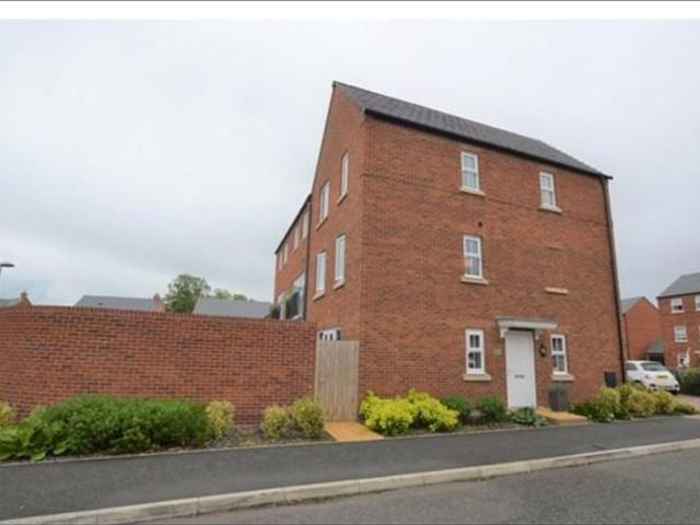 4 bedroom end of terrace house to rent