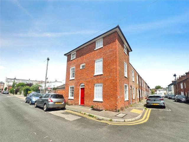 4 bedroom end of terrace house to rent