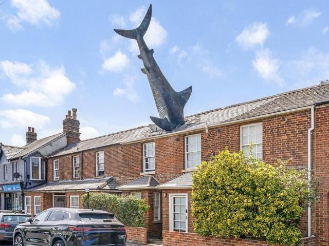 4 bedroom end of terrace house to rent