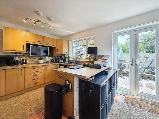 4 bedroom end of terrace house to rent