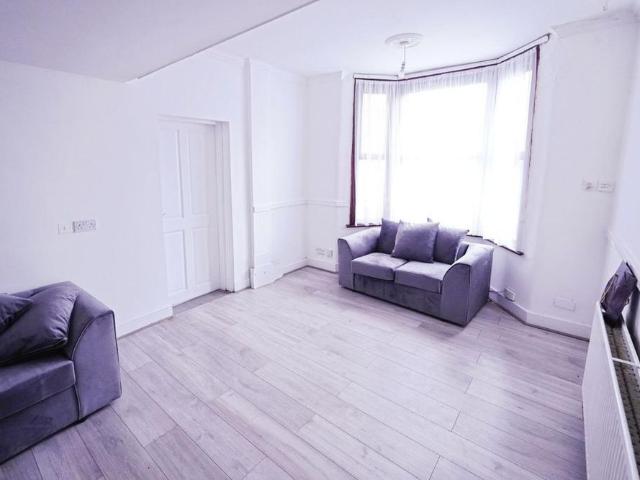 4 bedroom end of terrace house to rent