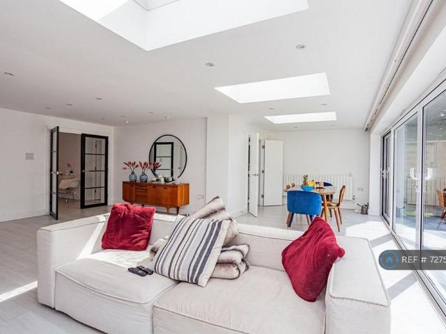 4 bedroom end of terrace house to rent