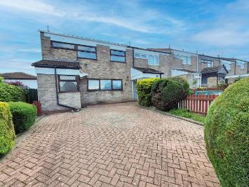 4 bedroom end of terrace house to rent