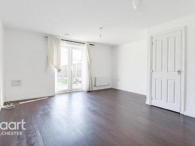 4 bedroom end of terrace house to rent