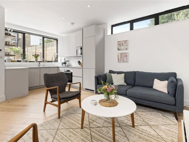 4 bedroom end of terrace house to rent