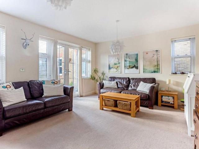 4 bedroom end of terrace house to rent