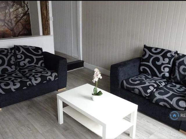 4 bedroom end of terrace house to rent