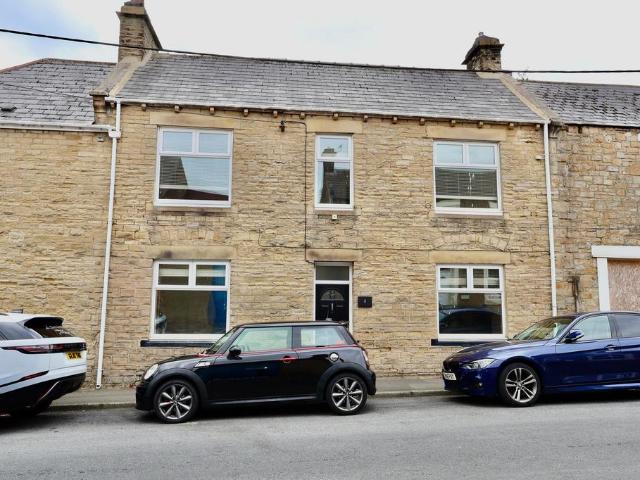 4 bedroom end of terrace house to rent