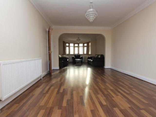 4 bedroom end of terrace house to rent