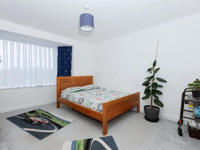 4 bedroom end of terrace house to rent