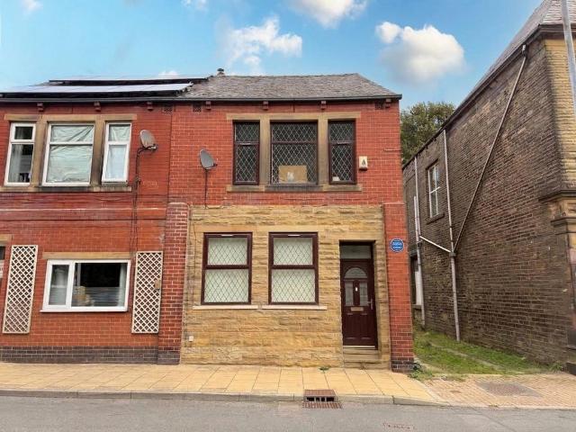 4 bedroom end of terrace house to rent