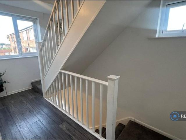 4 bedroom end of terrace house to rent