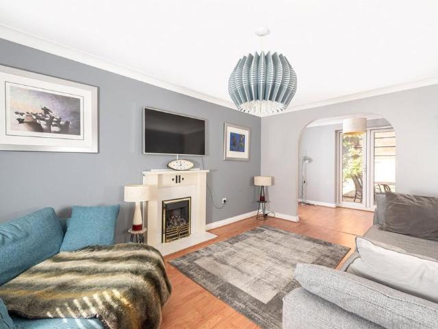 4 bedroom end of terrace house to rent