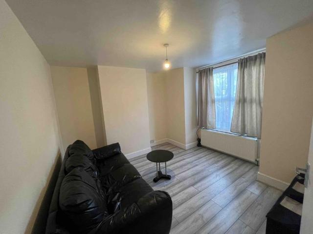4 bedroom end of terrace house to rent