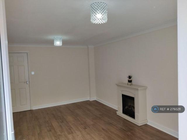 4 bedroom end of terrace house to rent